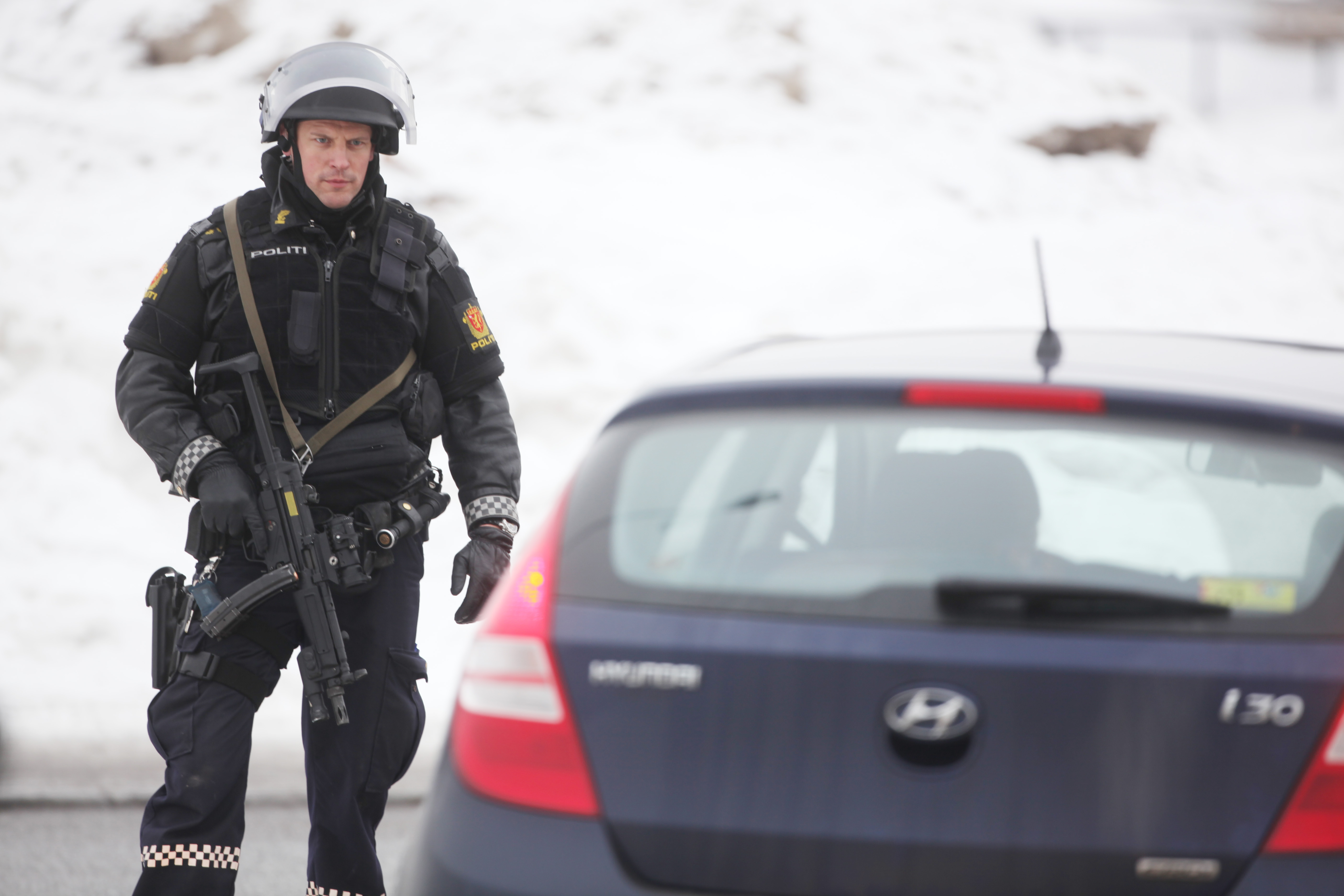 Bilden visar en norsk polis som söker igenom bilar. Bilden har inget samband med händelsen.