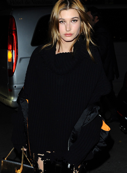 Hailey Baldwin äter middag på Costes i Paris. Hailey Baldwin äter middag på Costes i Paris.