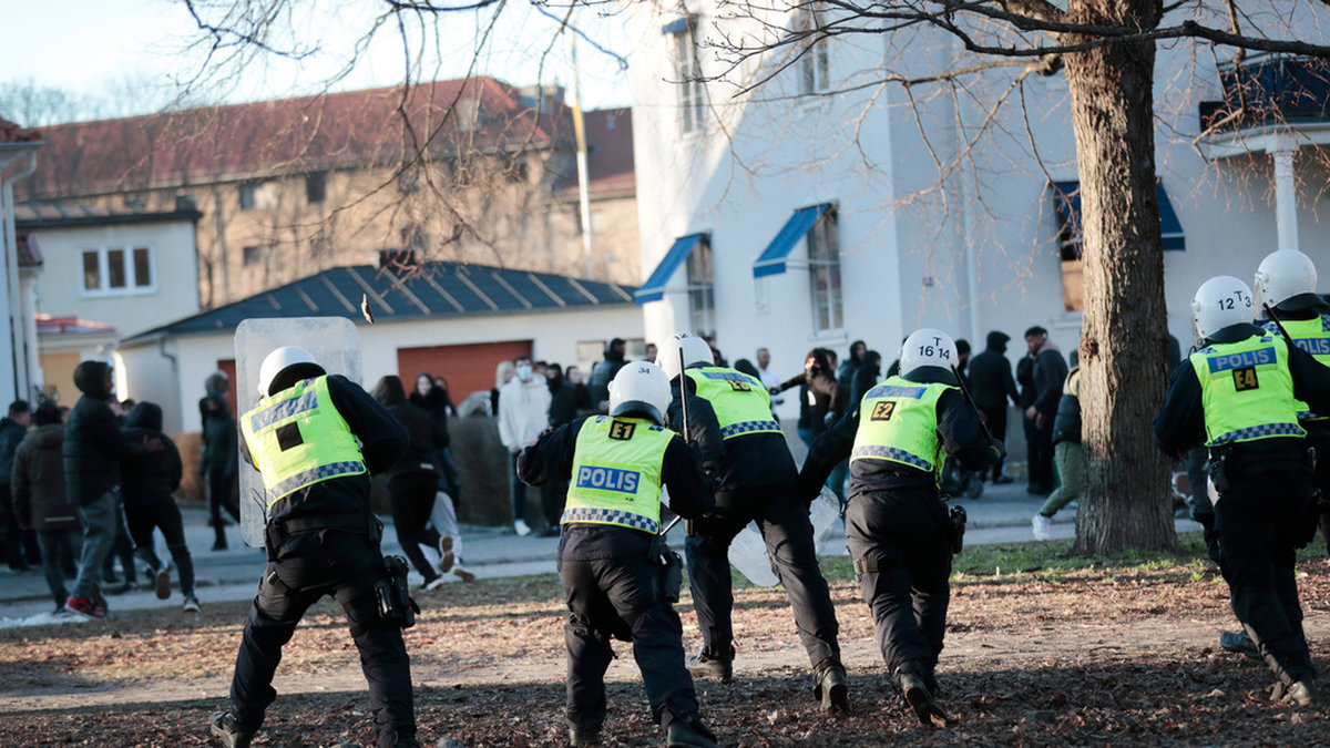 Poliser och motdemonstranter under upploppet i Sveaparken i Örebro på långfredagen förra året. Arkivbild.