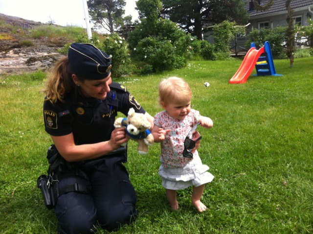 Ettåriga Tyra var mycket glad över att få en egen polisnalle.