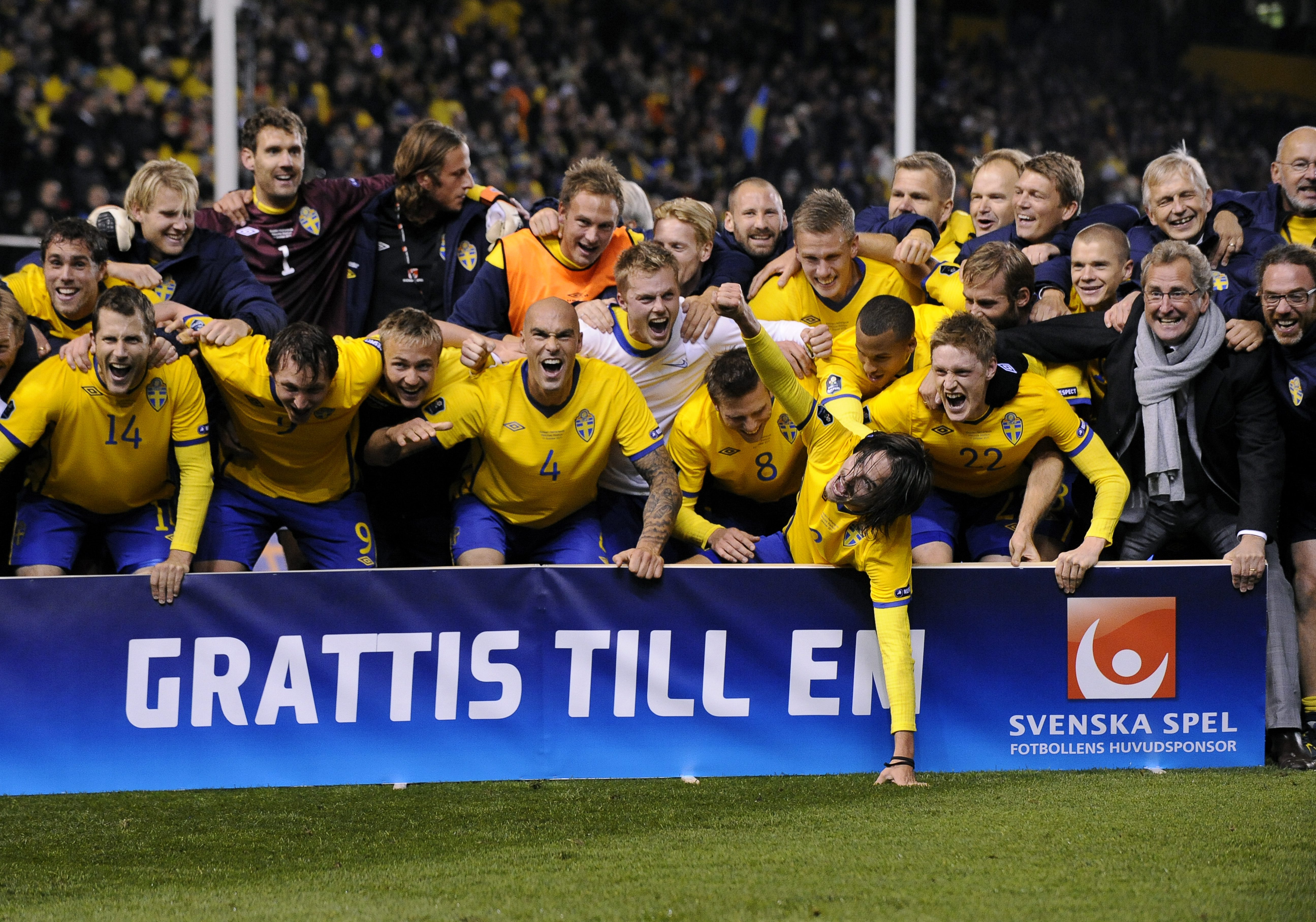 Svenska landslaget stod för, kanske årets mest oväntade bragd. När Holland (som vid matchens tillfälle var världens näst bästa fotbollslag enligt Fifas ranking) besegrades tog vi oss även vidare till EM. Svenska landslaget stod för, kanske årets mest oväntade bragd. När Holland (som vid matchens tillfälle var världens näst bästa fotbollslag enligt Fifas ranking) besegrades tog vi oss även vidare till EM.