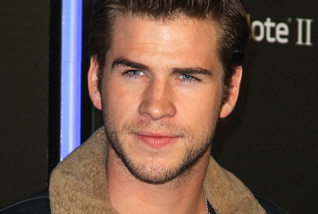 8. Hunger games-stjärnan Liam Hemsworth, 22, har visserligen förlovat sig med Miley Cyrus under året som gått, men att vila blicken på ögongodiset är inte förbjudet. 8. Hunger games-stjärnan Liam Hemsworth, 22, har visserligen förlovat sig med Miley Cyrus under året som gått, men att vila blicken på ögongodiset är inte förbjudet.