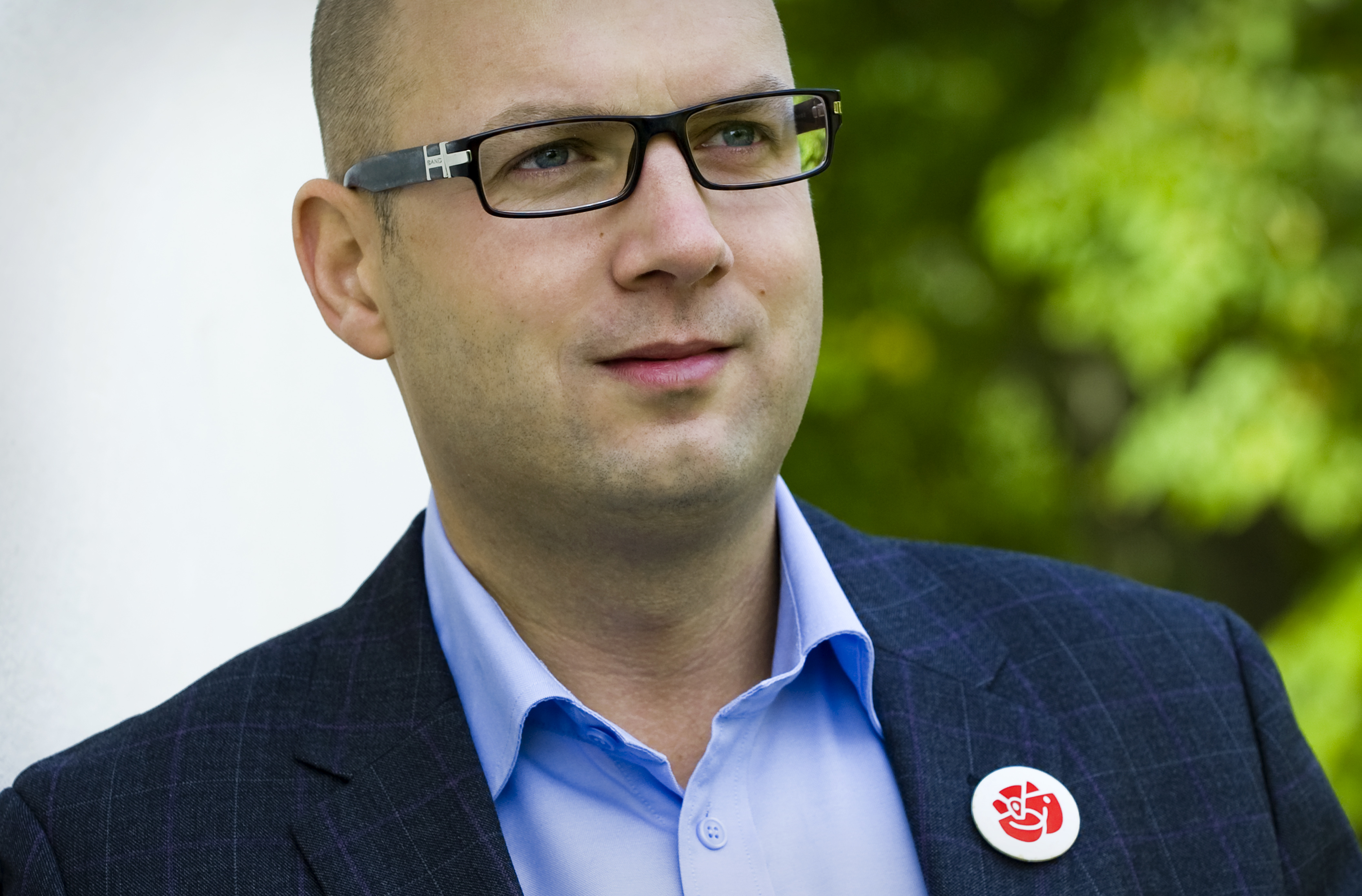 Anders Johansson, kommunalråd i Sigtuna och ledamot i partistyrelsen, kritiserade nyligen Juholt.