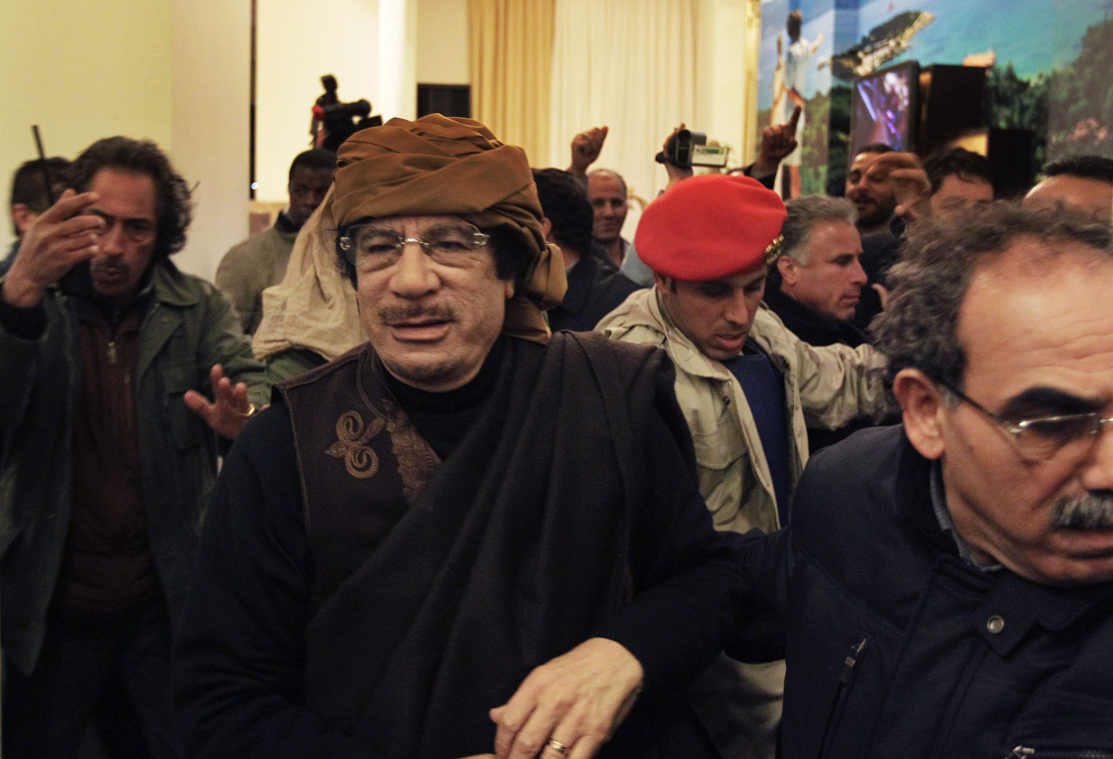 Muammar Khaddafi försöker krossa oppositionen.