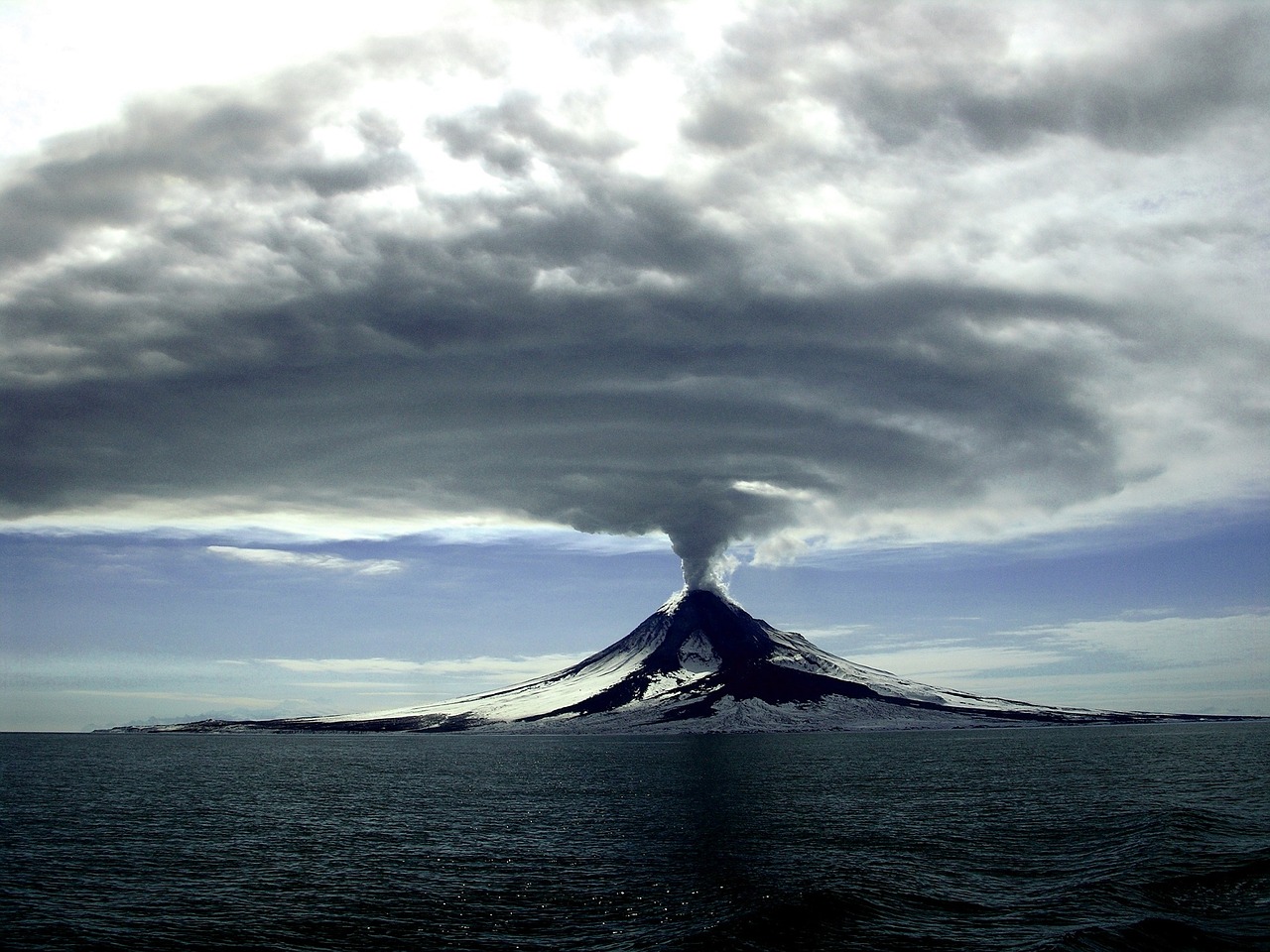 Om de enorma pölarna av smält berg skulle komma upp till ytan skulle vi få miljontals år av enorma vulkanutbrott.
