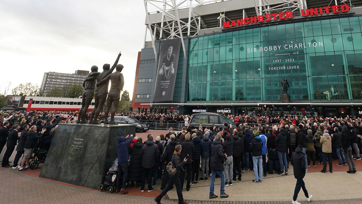 Fotbollslegendaren Bobby Charltons sista resa gick bland annat förbi Manchester Uniteds arena Old Trafford.