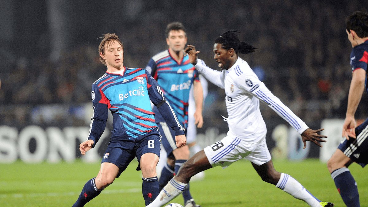 Kim Källström försöker tunnla Adebayor när Lyon spelade mot Real Madrid.