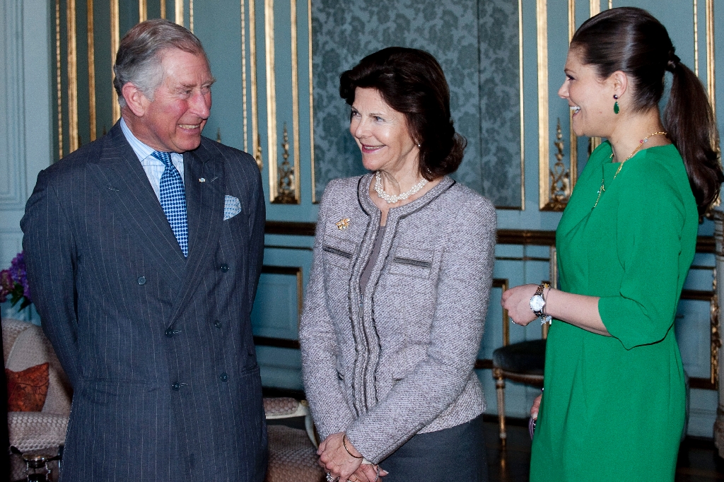 Kronprinsessan verkar vara i toppform och ser ut att skämta till det med prins Charles.