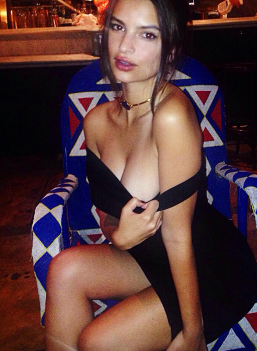 Emily Ratajkowski i den lilla svarta. Emily Ratajkowski i den lilla svarta.