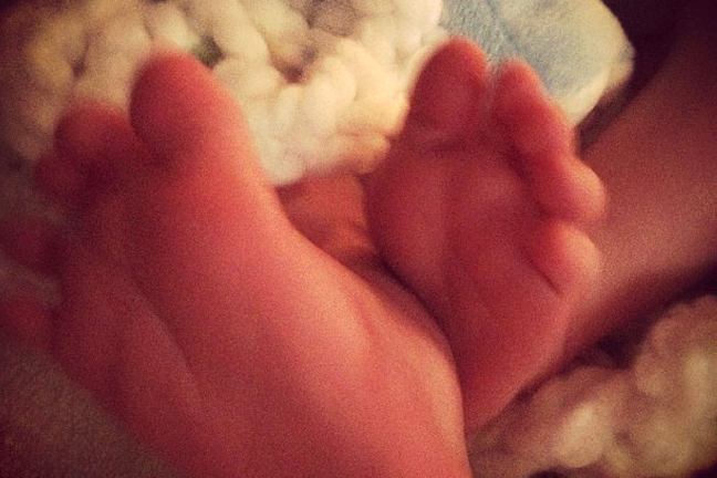 Hillary Duff har kläckt en bebis och twittrar stolt ut puttinutti-gulliga bilder på den lilla.