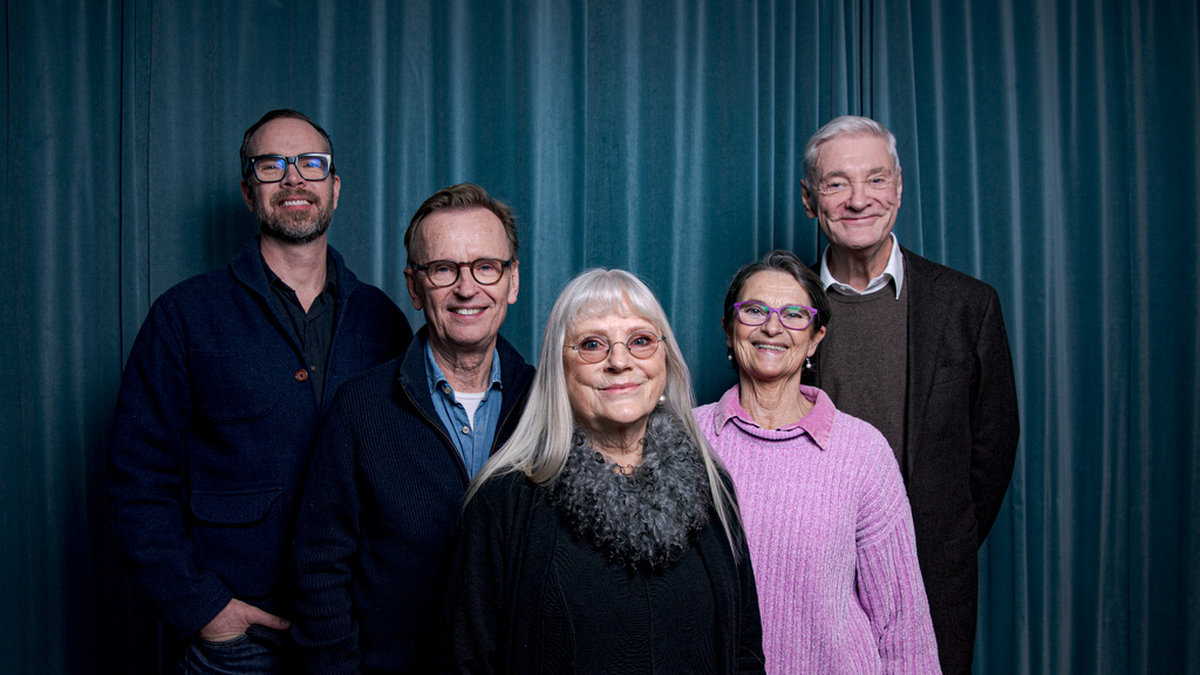 Skådespelarna Johan Ulveson, Ulla Skoog, Suzanne Reuter och Claes Månsson i Lorry med regissören Martin Persson, till vänster.