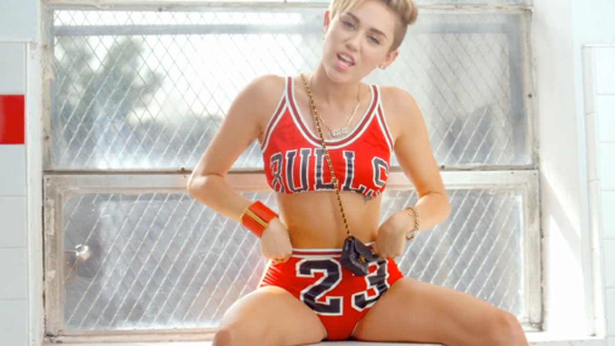 Här ser vi henne i videon till låten "23". 