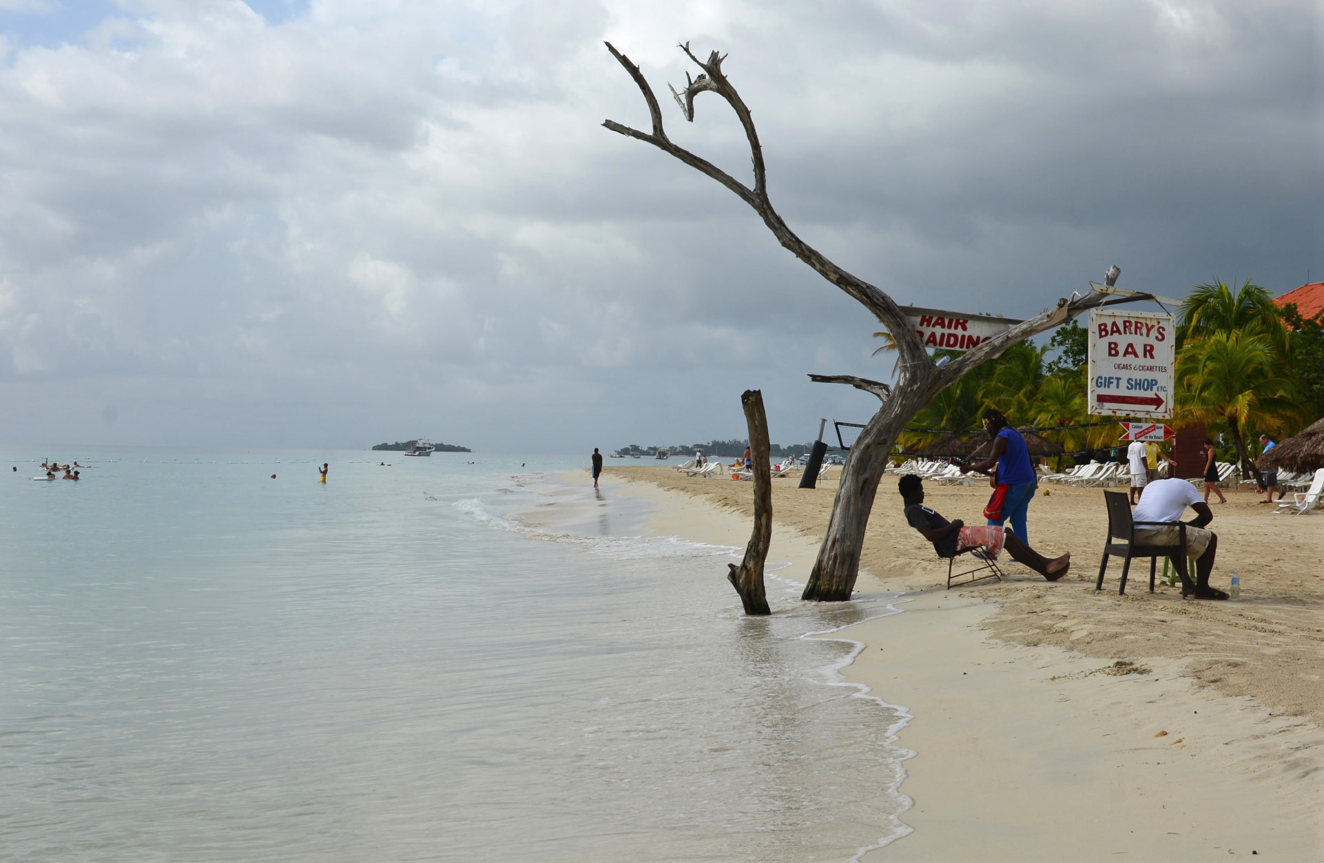 Jamaica tar emot mycket turister och är kända för fantastiska stränder. Jamaica tar emot mycket turister och är kända för fantastiska stränder.