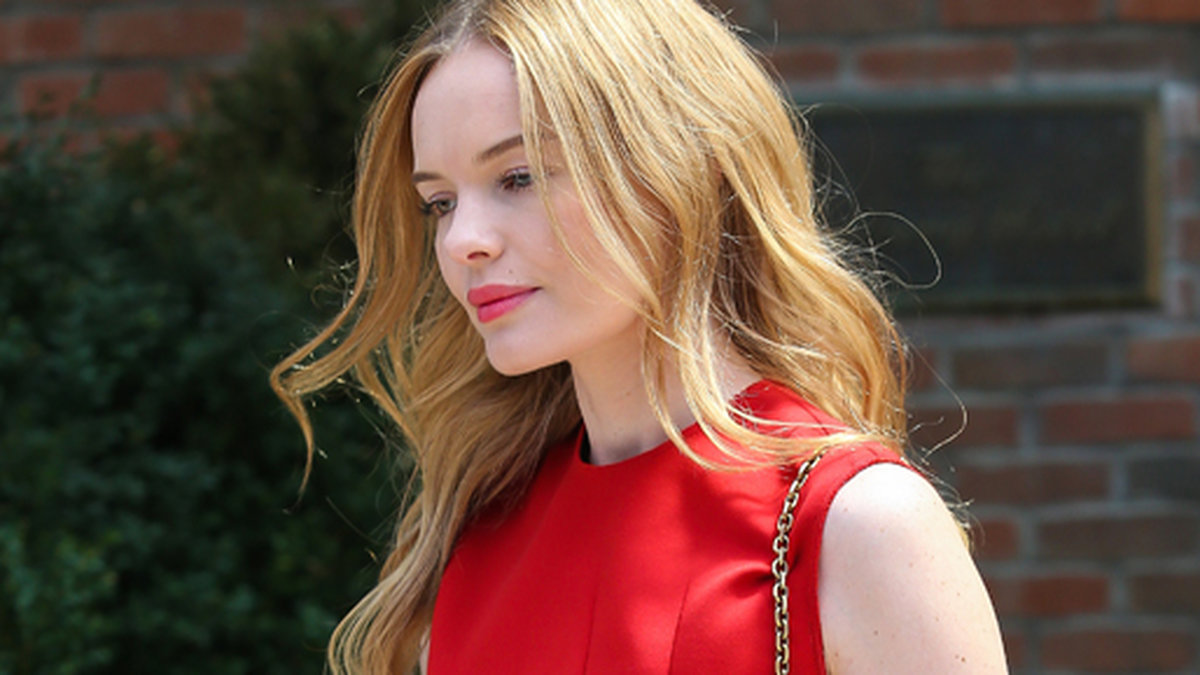 Kate Bosworth i röd klänning. 