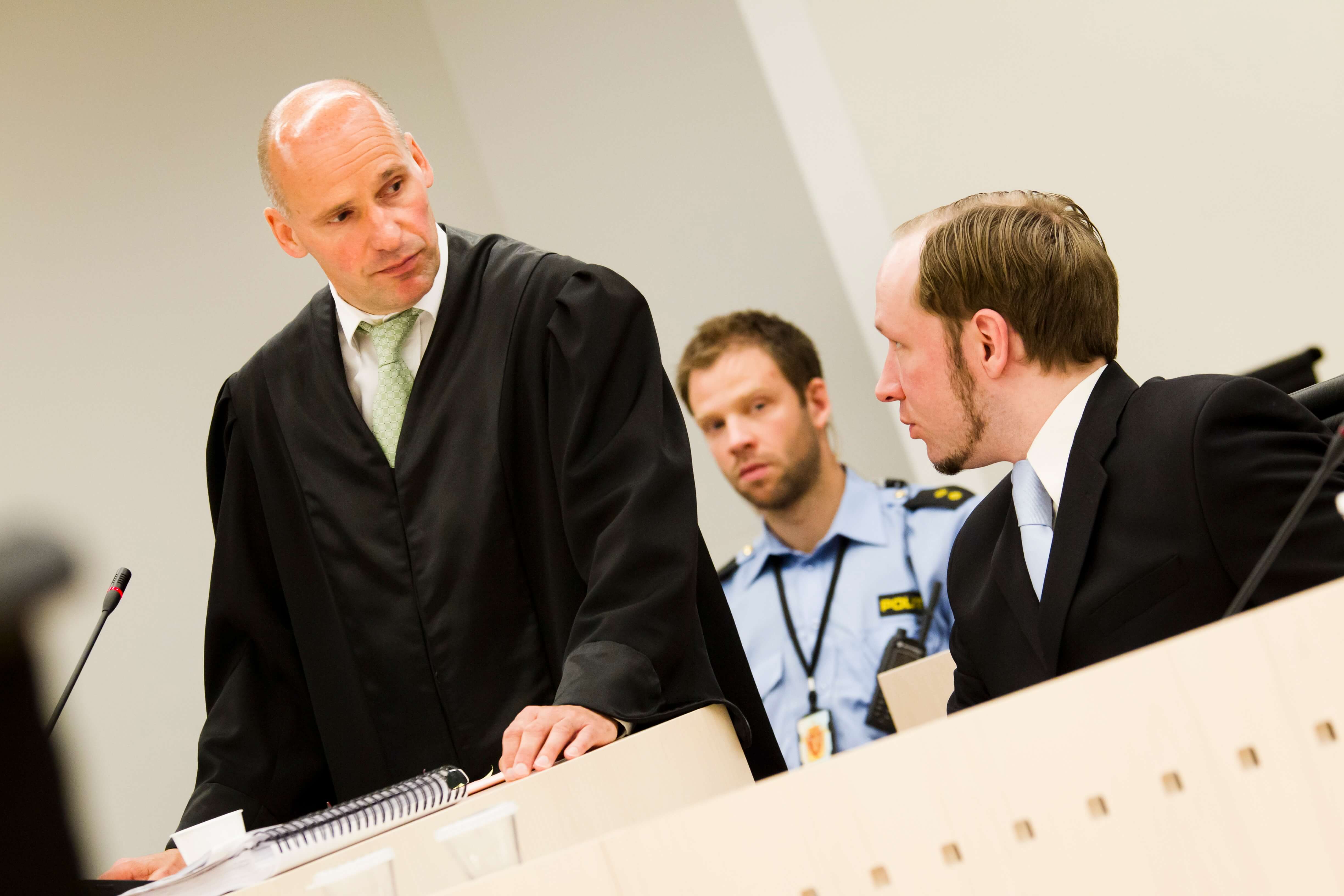 Breivik tillsammans med sin försvarsadvokat Geir Lippestad under slutpläderingen. Breivik tillsammans med sin försvarsadvokat Geir Lippestad under slutpläderingen.