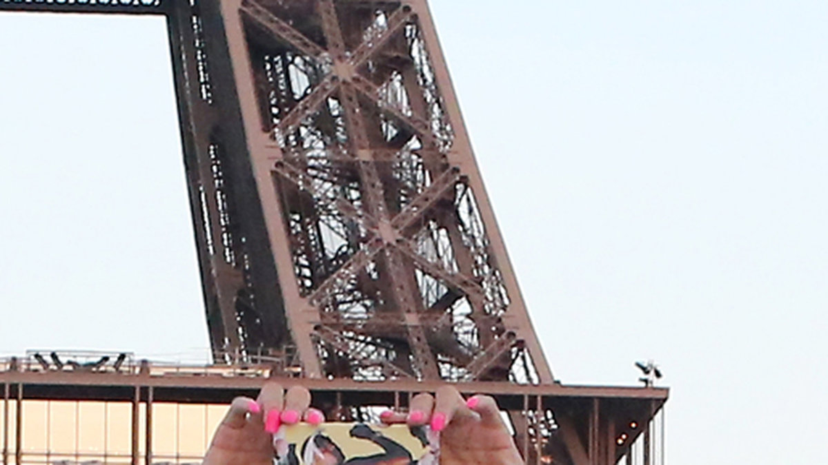 Rihannas världsturné gjorde ett stopp i Paris och där passade stjärnan på att turista framför Eiffeltornet. 