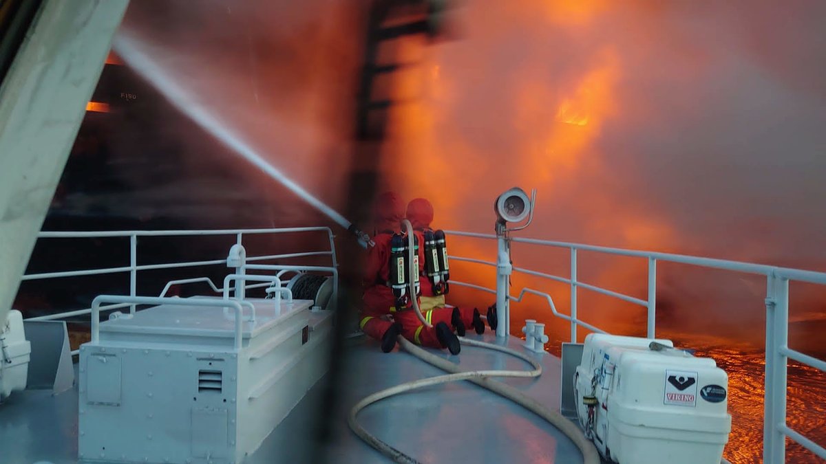Besättningen ombord KBV 310 deltar i släckningsarbetet av branden som härjar på fartyget Almirante Storni utanför Göteborg.
