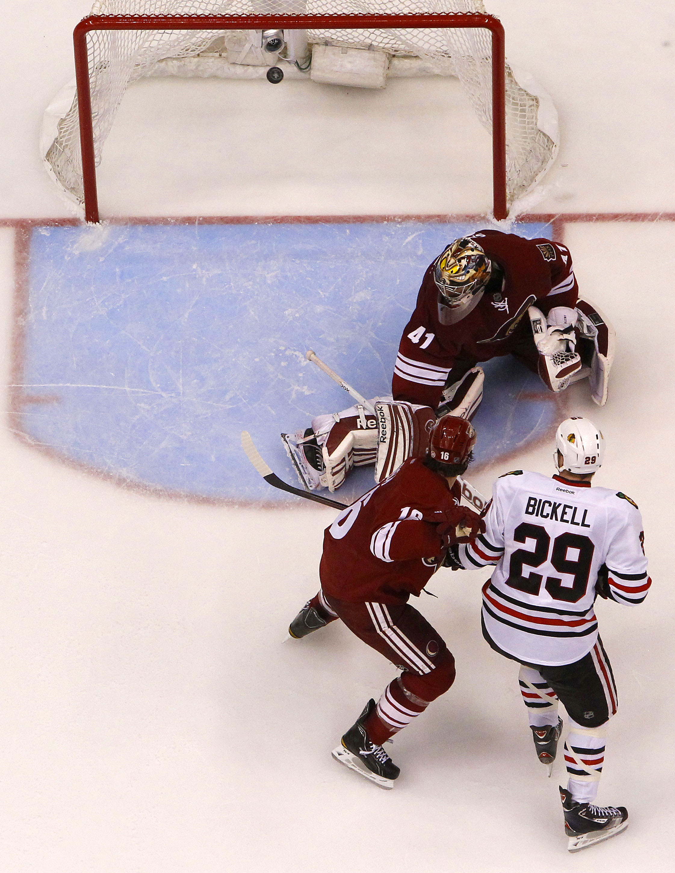 Matchserien mellan Phoenix och Chicago är den jämnaste på 61 år. I natt blev det 1-1 och därmed har det blivit oavgjort i fem raka matcher(!). På övertid avgjorde Hawks Jonathan Toews. Matchserien mellan Phoenix och Chicago är den jämnaste på 61 år. I natt blev det 1-1 och därmed har det blivit oavgjort i fem raka matcher(!). På övertid avgjorde Hawks Jonathan Toews.