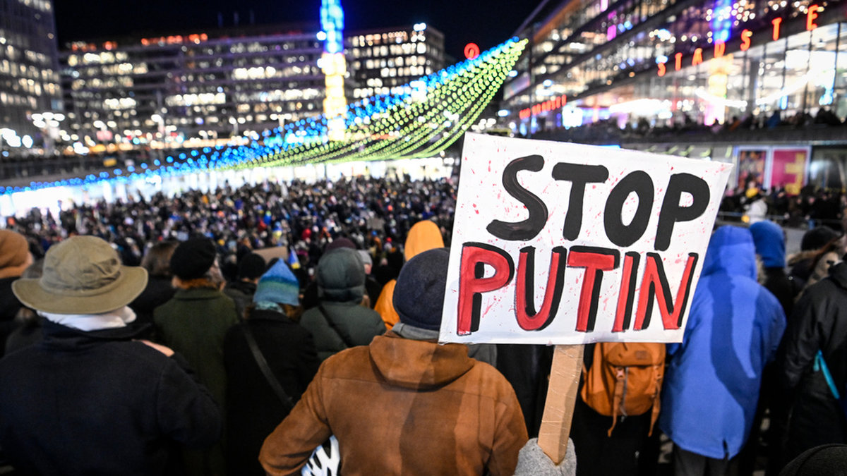 Demonstranter samlades vid en manifestation till stöd för Ukraina med anledning av Rysslands invasion.