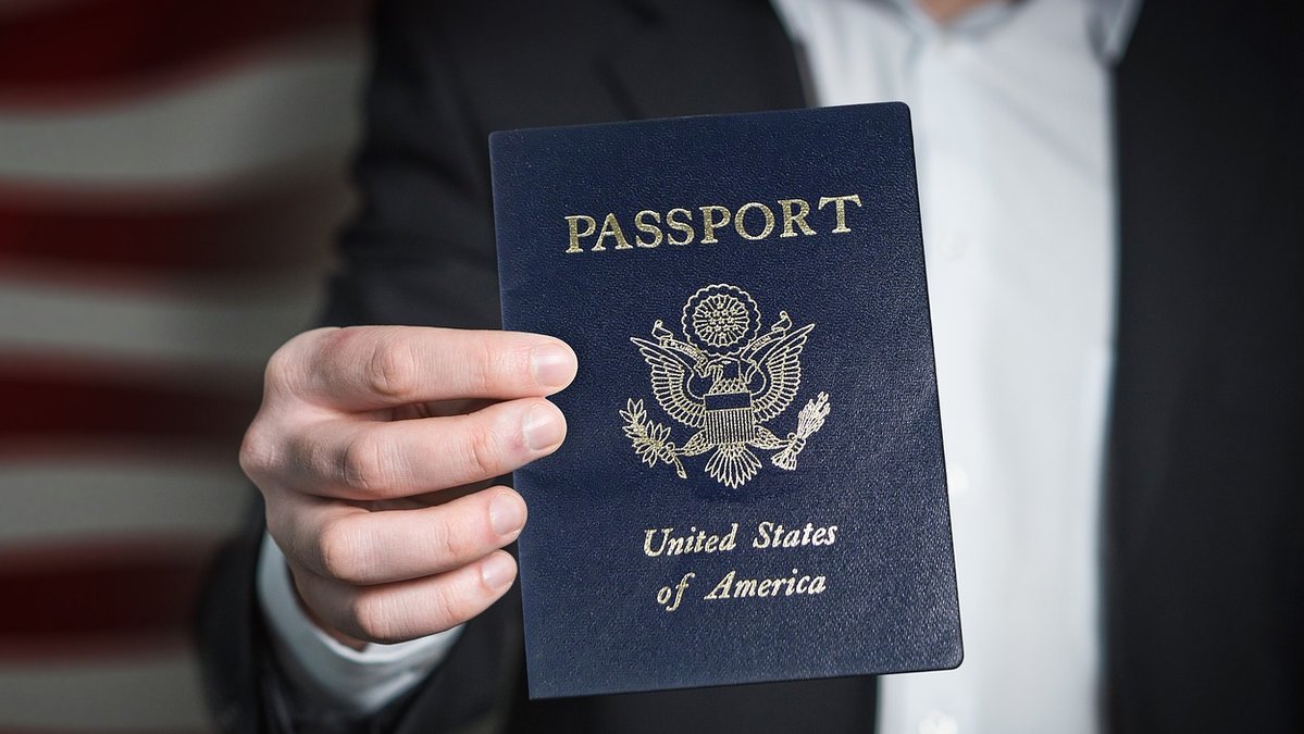Dömda pedofiler från USA får nya pass.