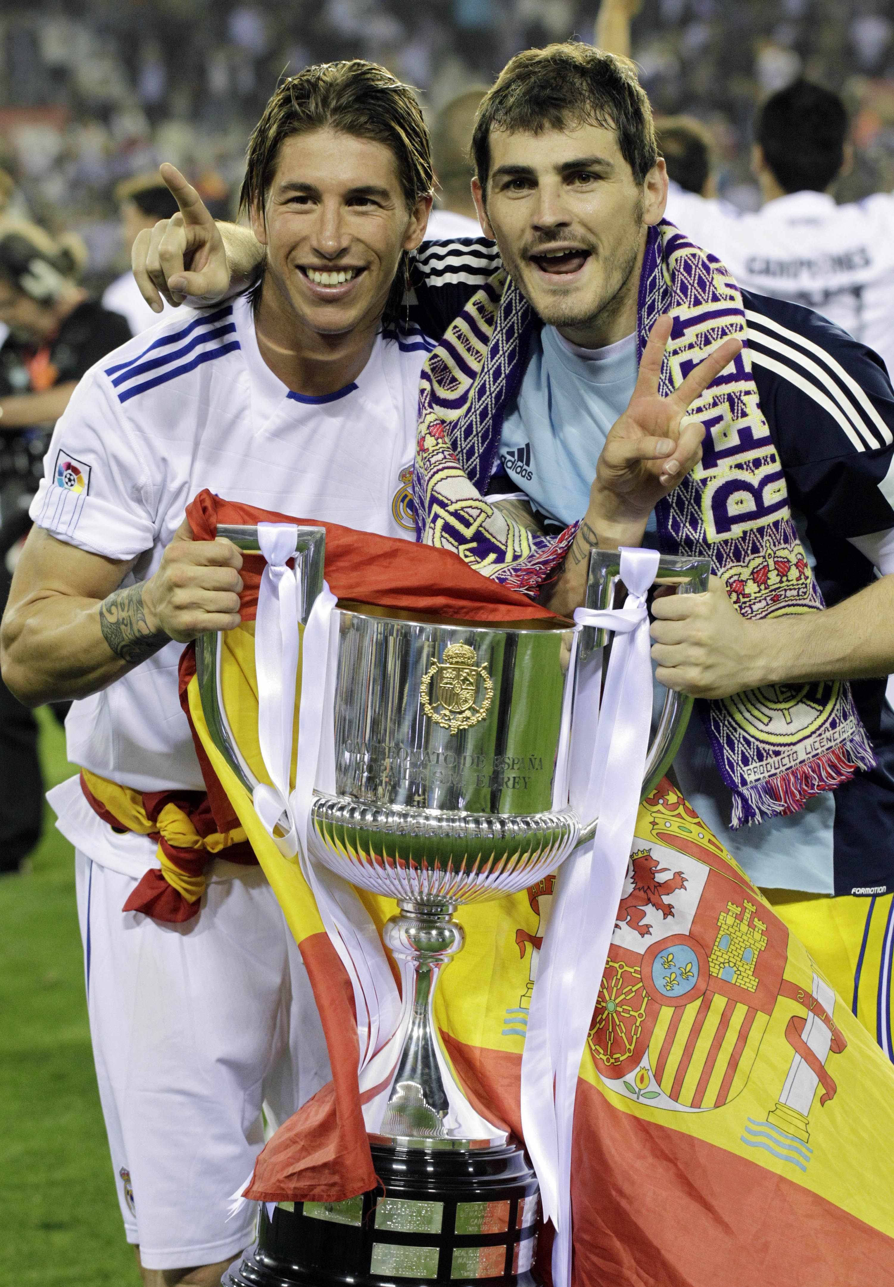 Sergio Ramos och Iker Casillas med bucklan – när den fortfarande var hel.