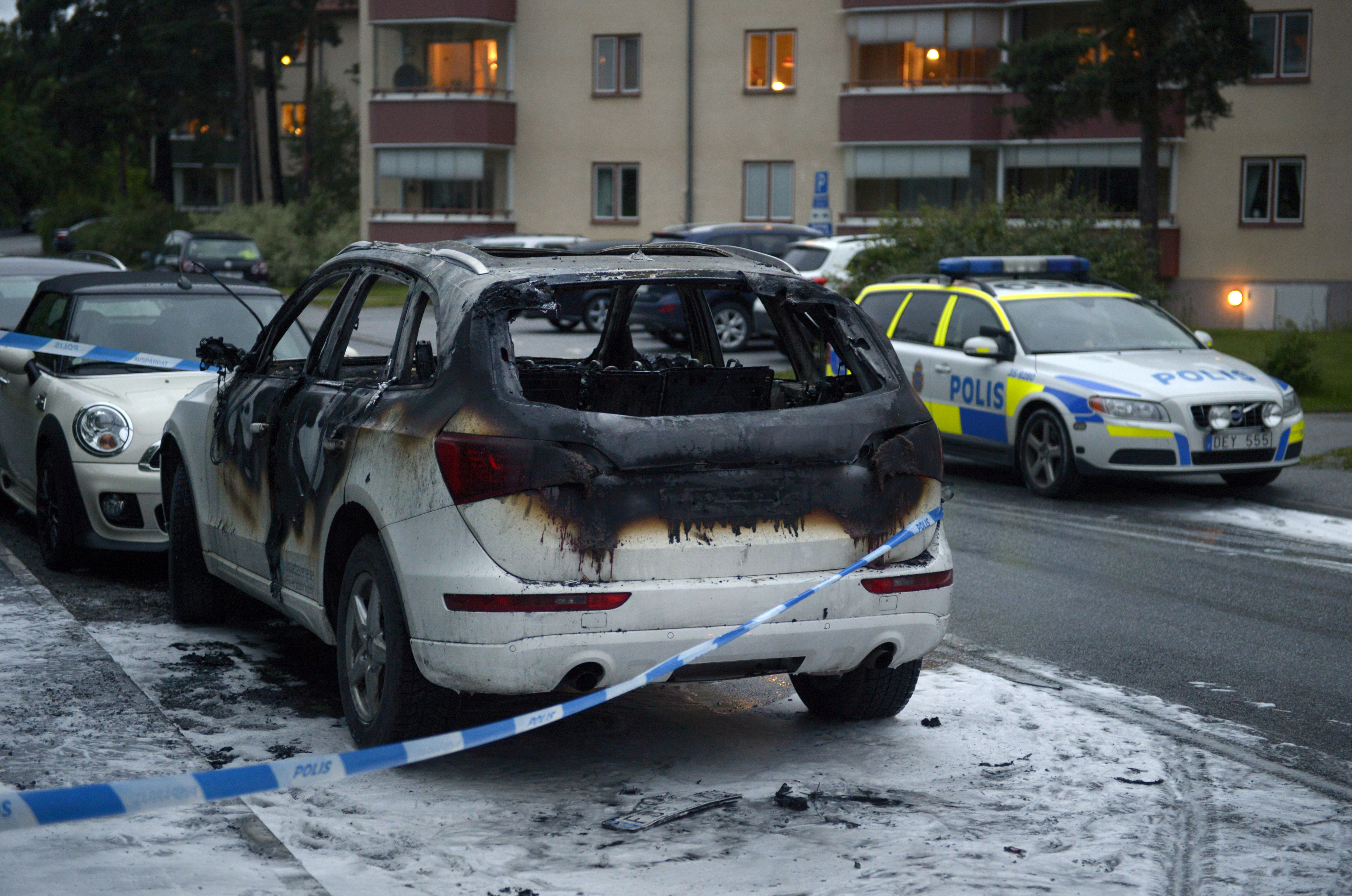 ... total sattes tre bilar i brand på olika platser i norra Stockholm och flera bilar fick punkterade däck efter att ha kört på fotanglar, som ska ha slängts ut av maskerade män i samband med bilbränderna.