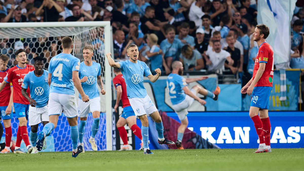 Malmö FF:s Patriot Sejdiu jublar efter sitt 2–1-mål hemma i Skånederbyt mot Helsingborg. Segermålet kom i den 91:a minuten.