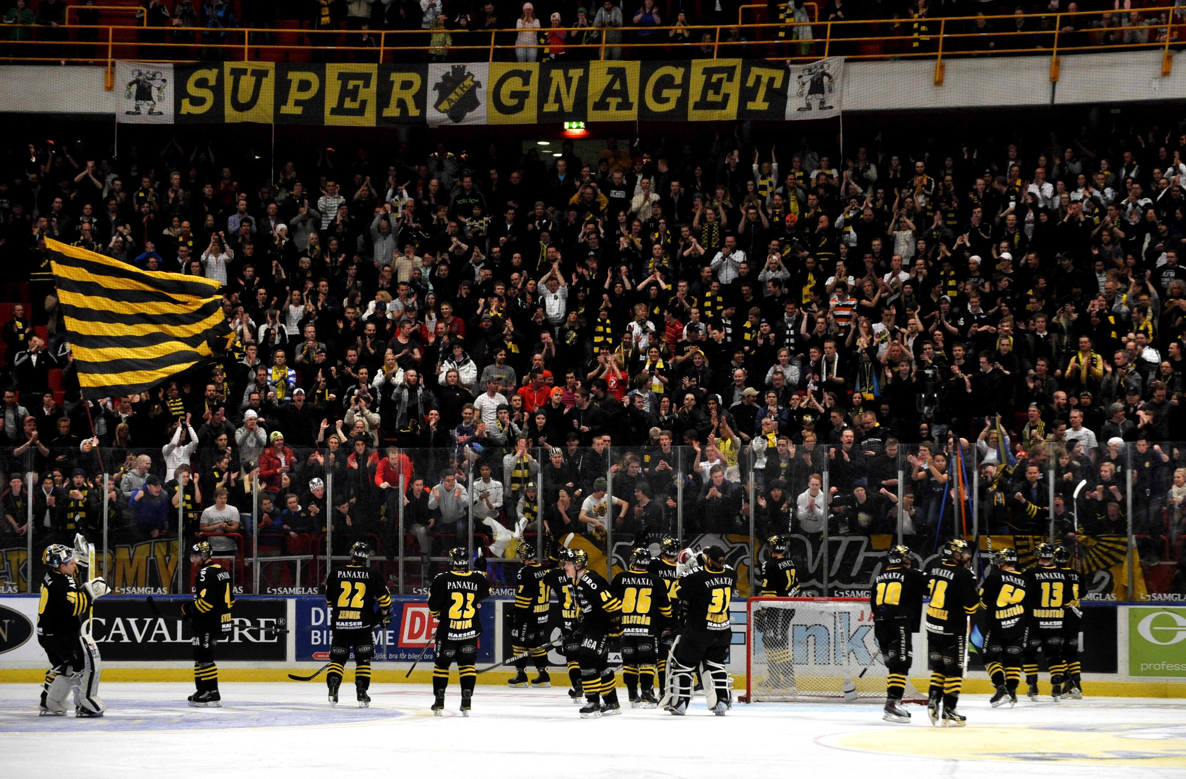 AIK-spelarna hyllades som hjältar trots förlusten med 0-4 i matcher i semifinalserien mot Färjestad.
