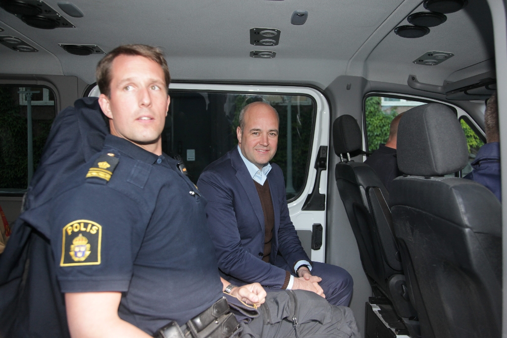 ...Under ett besök i den omskrivna stadsdelen Seved sa Reinfeldt att han vill undvika att ge "ögonblicksbilder".