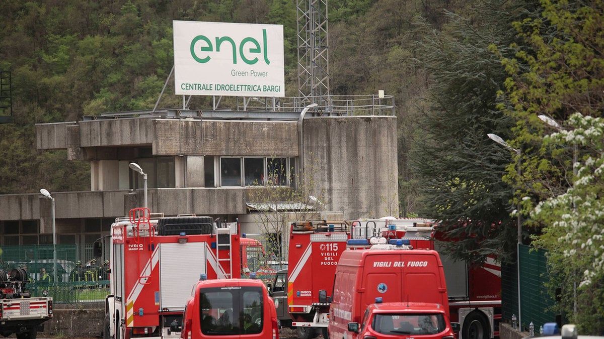 En arbetsplatsolycka vid ett vattenkraftverk i Italien har krävt sex människoliv. En person saknas fortfarande.