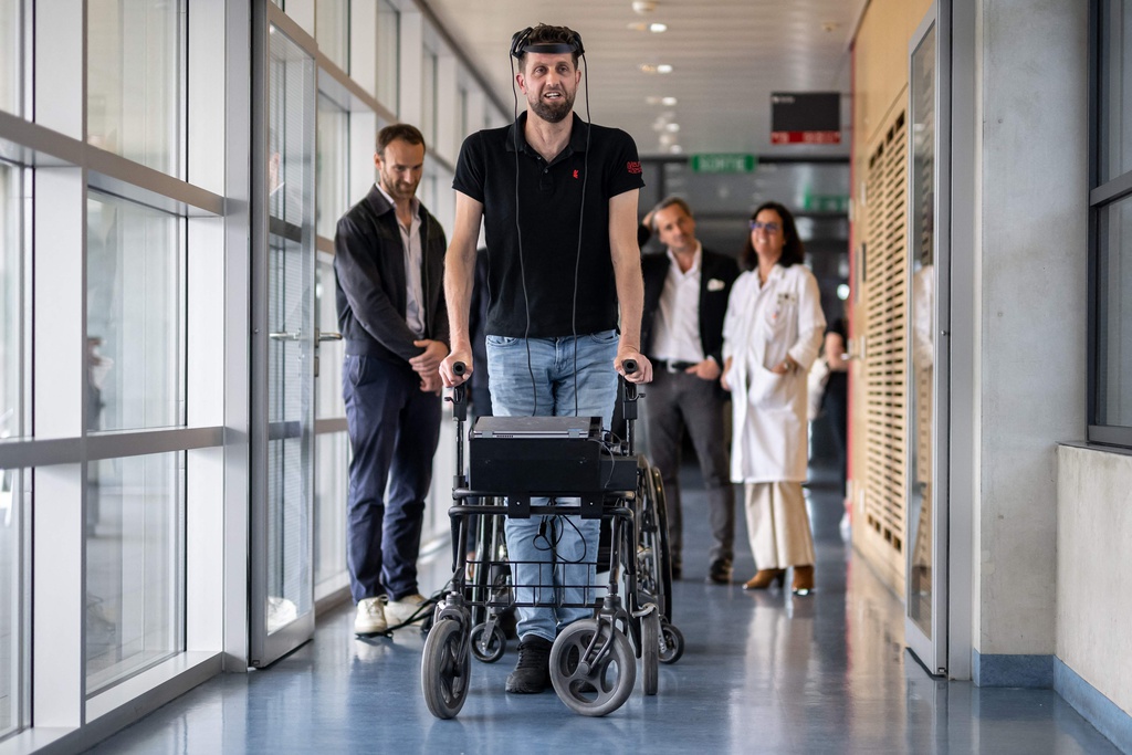 Gert-Jan blev förlamad i en cykelolycka 2011. Nu, 13 år senare, kan han stå och gå igen tack vare en ny teknik som utvecklats av franska och schweiziska forskare.