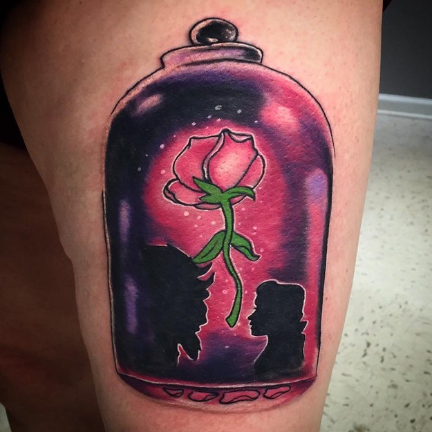 "Skönheten och odjuret" inspirerade den här tatueringen. "Skönheten och odjuret" inspirerade den här tatueringen.