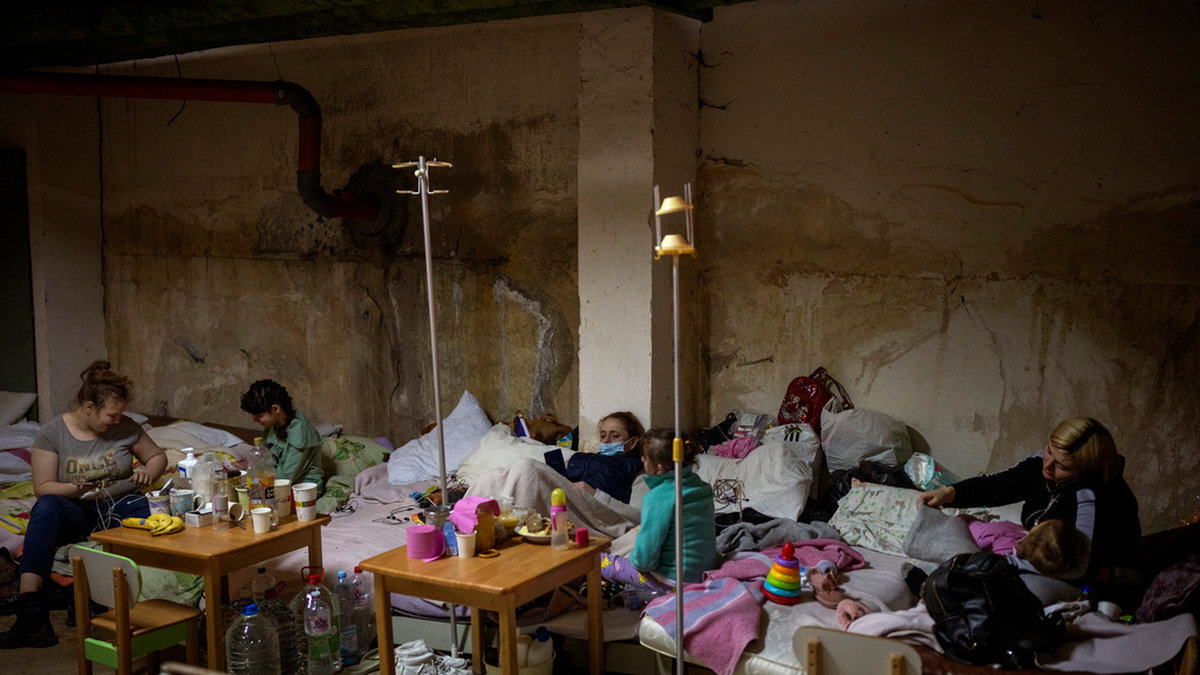 Barn och deras föräldrar har tvingats flytta ner i sjukhusets källare. Bilden är från början av mars.