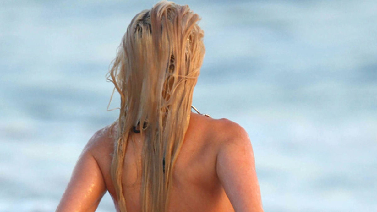 Den tyska modellen Ashley Kirk kanske behöver köpa ett par bikinitrosor som sitter fast...