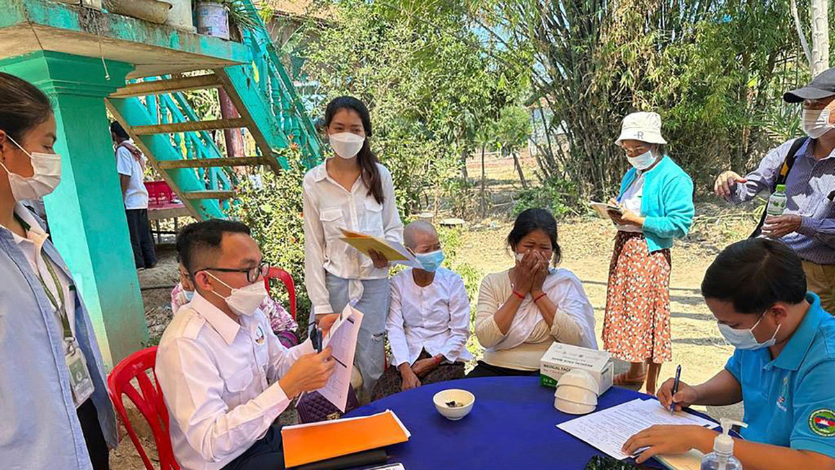 Hälsoexperter utbildar bybor i östra Kambodja efter att en elvaåring avlidit i fågelinfluensan.
