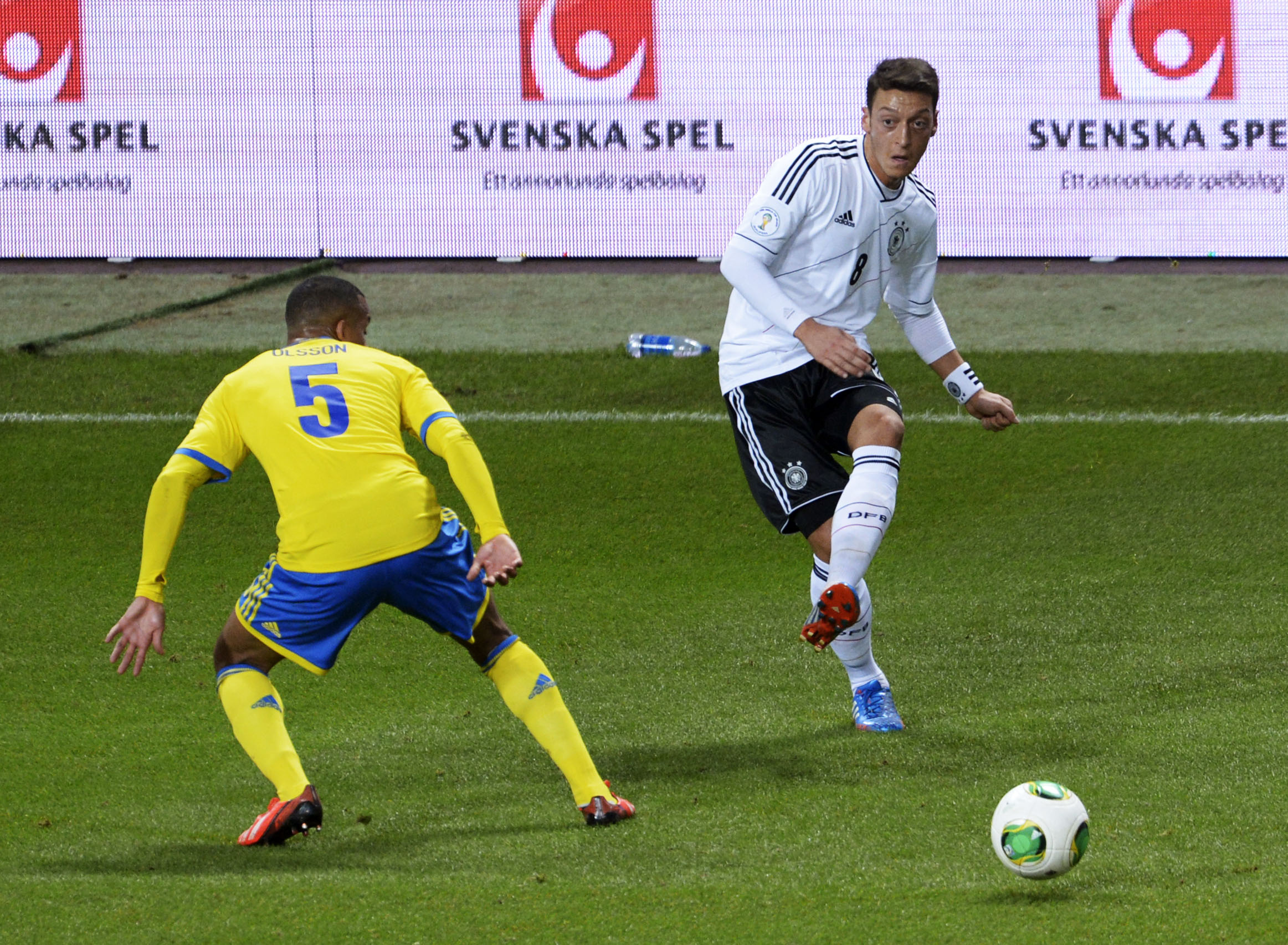 Mesut Özil slår en passning. Mesut Özil slår en passning.