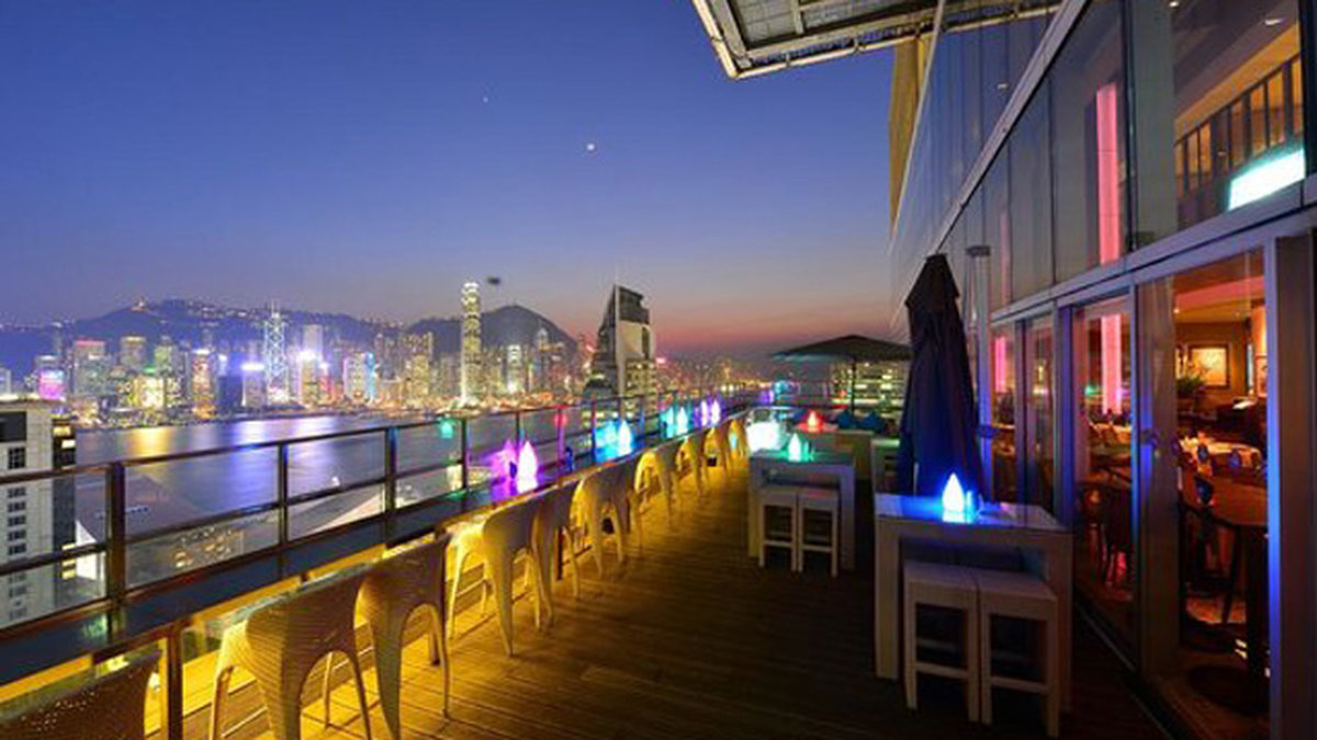 EYE BAR. Eye Bar är en snygg, avskalad och modern takbar som ligger med utsikt över Victoria Harbour, Hongkong-ön och dess skyline. Deras specialitet är goda drinkar och ett måste är att prova deras egen specialdrink Suzie Wrong.