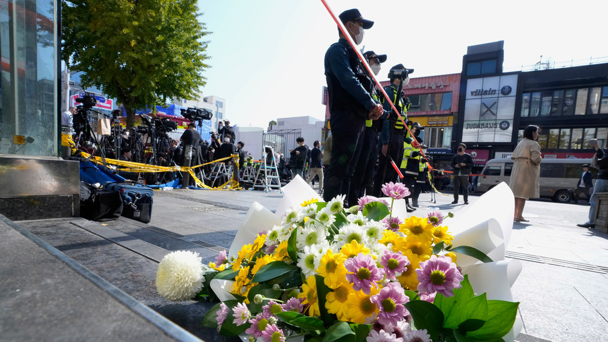 Blommor i närheten av den gränd i sydkoreanska Seoul där över 150 människor klämdes ihjäl på lördagen.