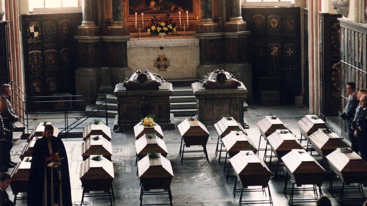 Ceremoni i Riddarholmskyrkan för de svenska offren för Estonia-katastrofen innan kistorna forslades vidare till respektive hemort.