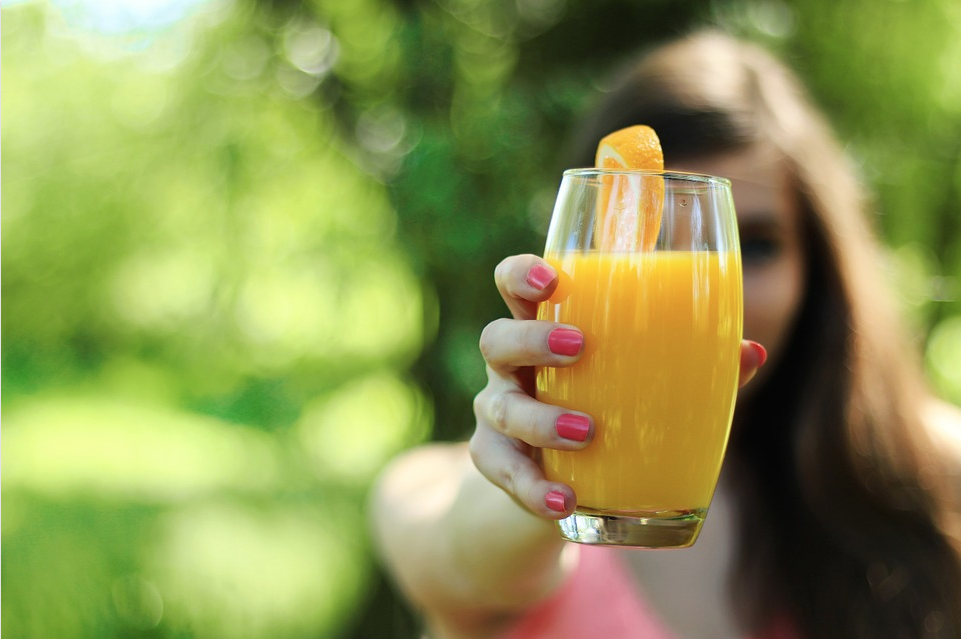 Juice är smaskigt, men inte nödvändigtvis så nyttigt. Juice är smaskigt, men inte nödvändigtvis så nyttigt.