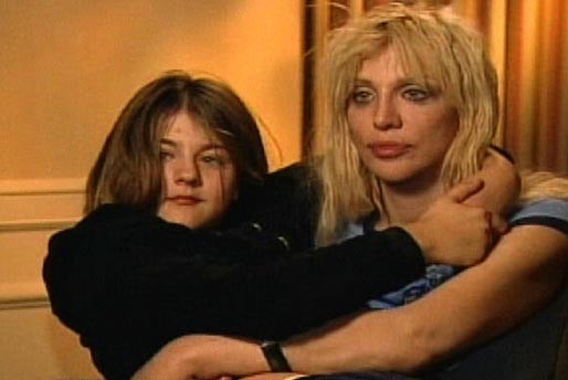 År 2003. Courtney Love med dottern Frances Bean i knäet, berättar i en amerikansk teveshow om hur hon tog en överdos. 