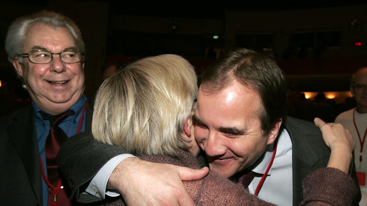 Löfven kramar om LO-ordföranden Wanja Lundby-Wedin efter att ha valts till IF Metall-ordförande.