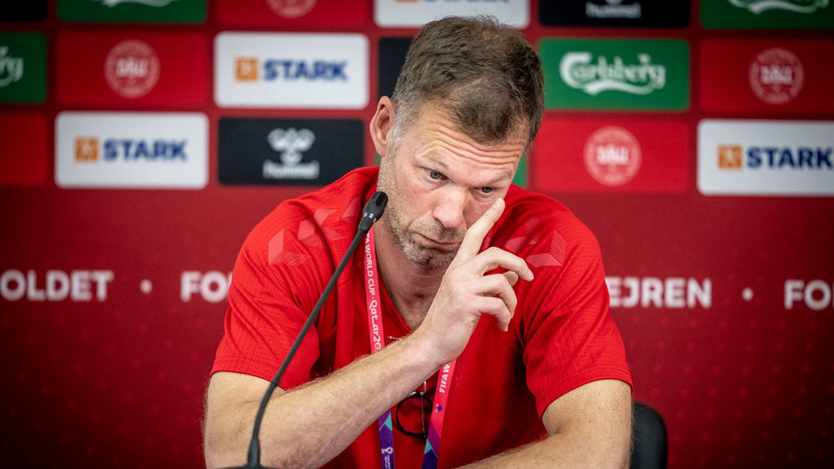 Danmarks assisterande förbundskapten under torsdagens pressträff under fotbolls-VM i Doha.
