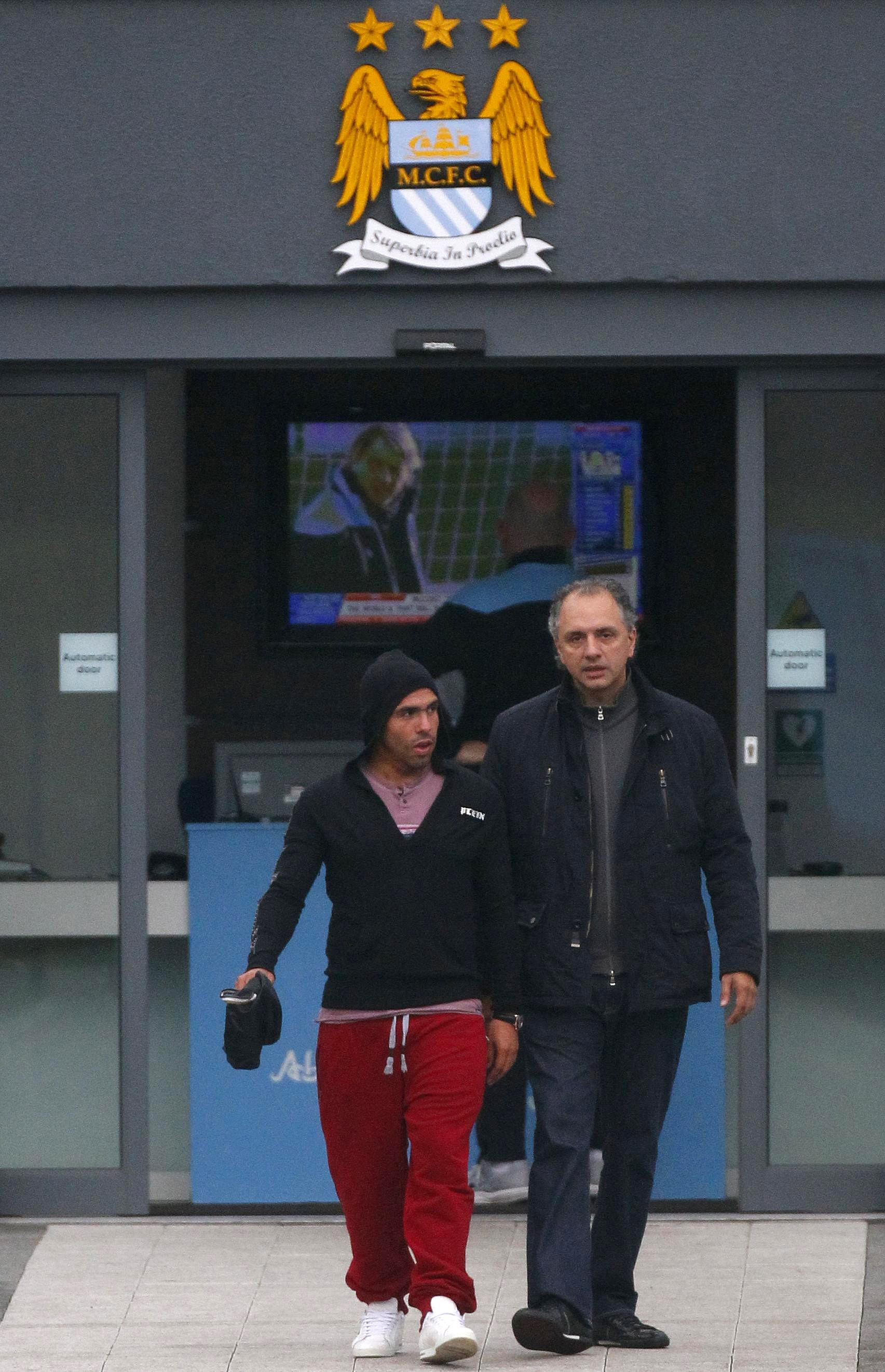 Tevez lämnar Citys träningsanläggning efter återkomsten i februari. Tevez lämnar Citys träningsanläggning efter återkomsten i februari.