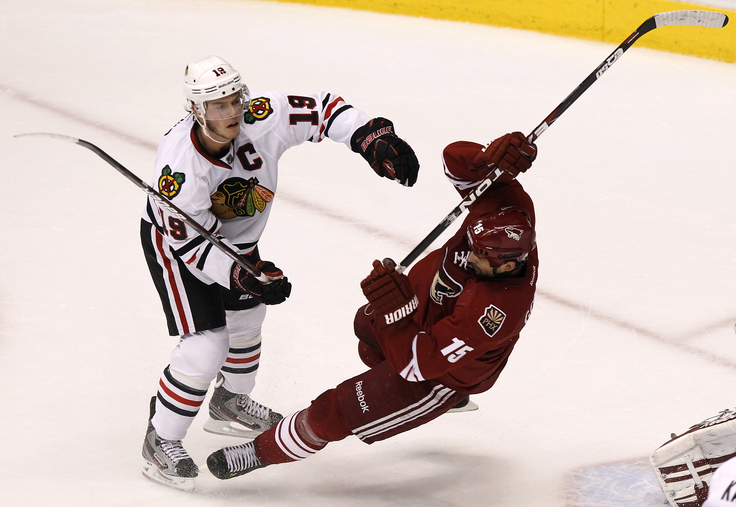Jonathan Toews svarade, förutom segermålet, även för en rejäl propp på Phoenix Boyd Gordon. Jonathan Toews svarade, förutom segermålet, även för en rejäl propp på Phoenix Boyd Gordon.