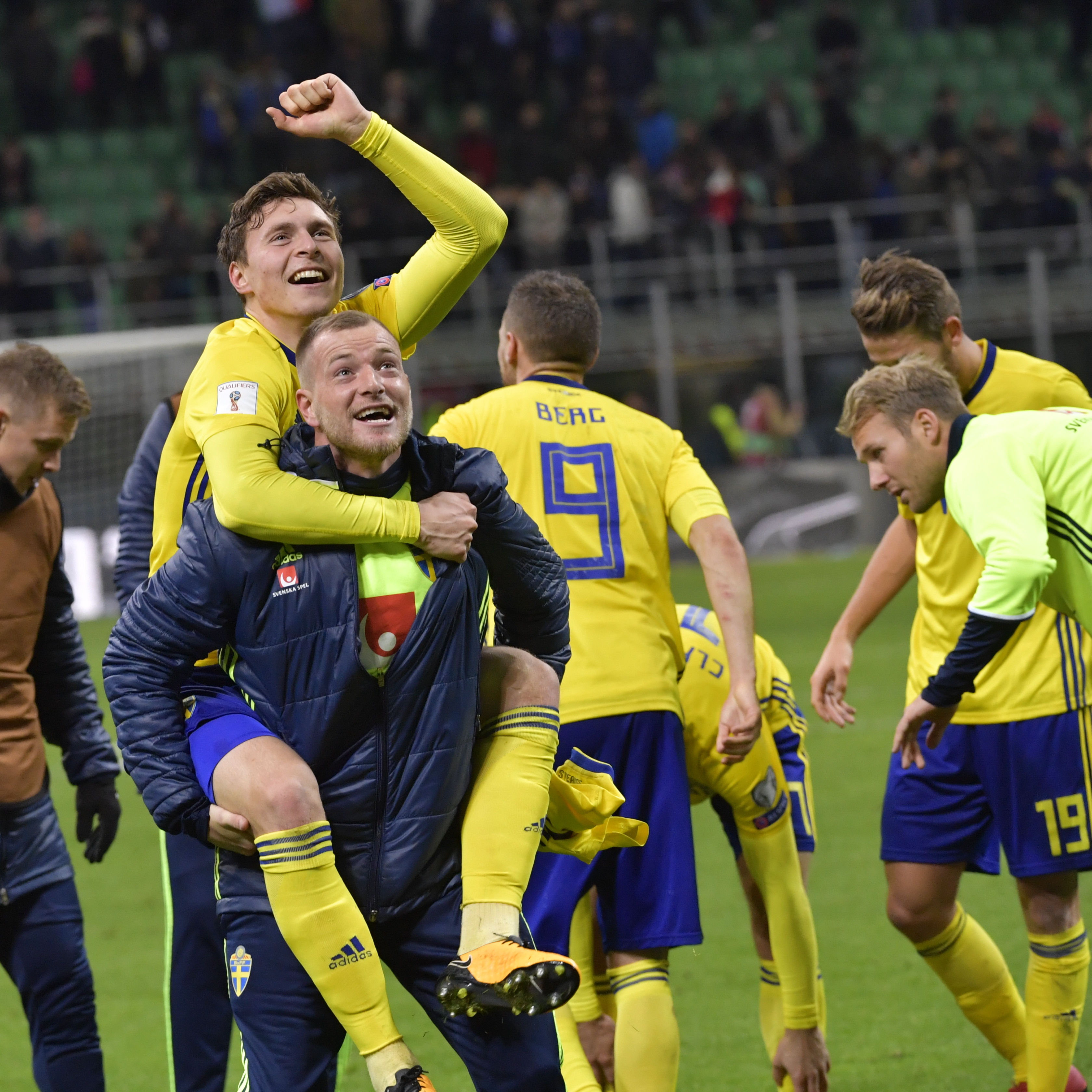 Sverige firar efter matchen. Sverige firar efter matchen.