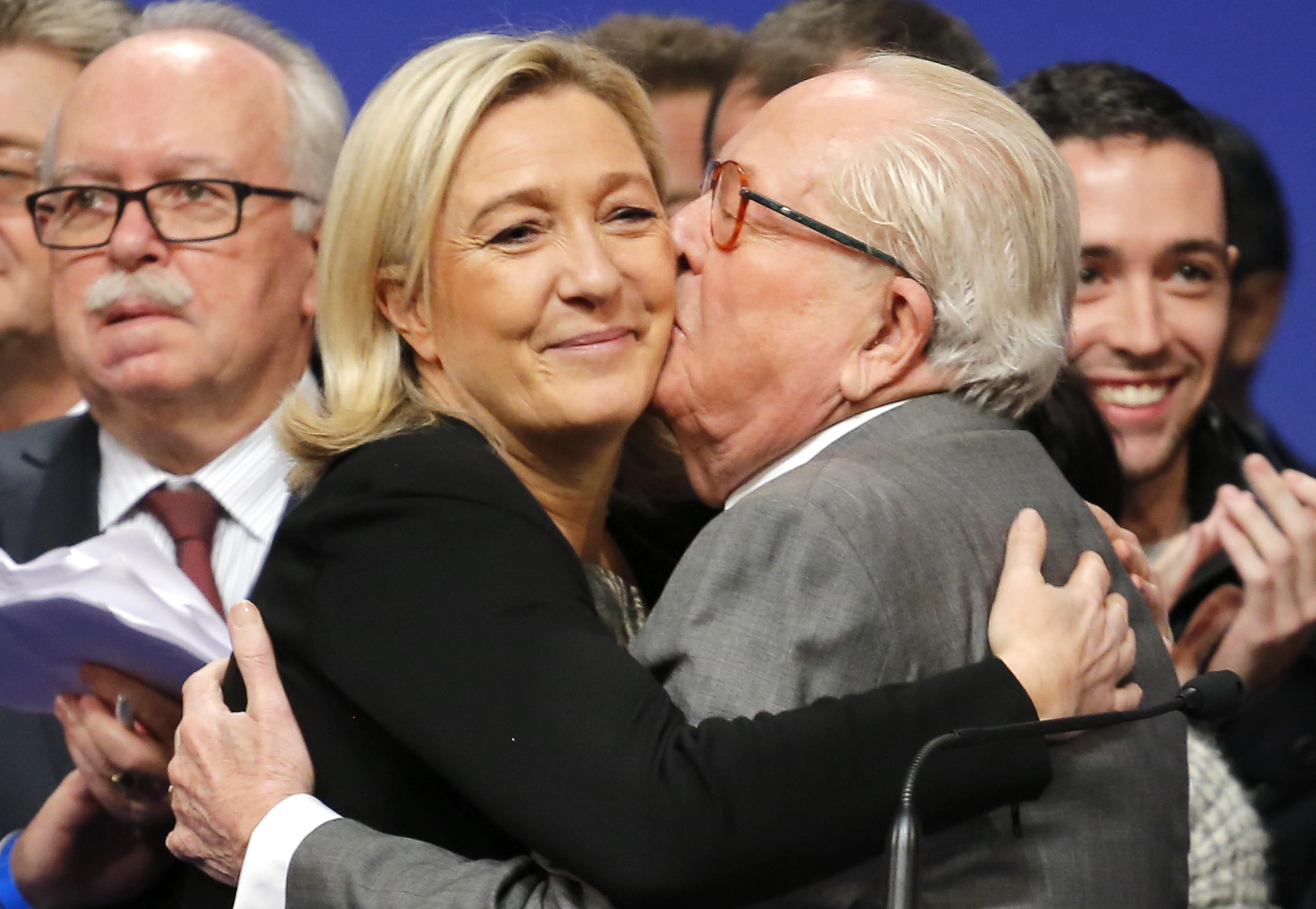 Rasismen har inte varit så här stark i Europa sedan under andra världskriget. I Eu-valet blev bland annat Frankrikes främlingsfientliga parti Front National störst i landet. På bilden ser vi partiledaren Marine Le Pen som kramar sin pappa, Jean-Marie Le tidigare partiledare. Rasismen har inte varit så här stark i Europa sedan under andra världskriget. I Eu-valet blev bland annat Frankrikes främlingsfientliga parti Front National störst i landet. På bilden ser vi partiledaren Marine Le Pen som kramar sin pappa, Jean-Marie Le tidigare partiledare.