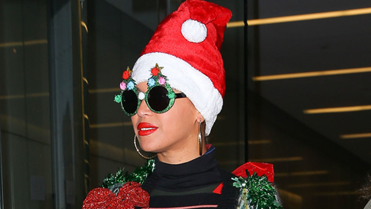 Beyoncé är utklädd till julgran. 