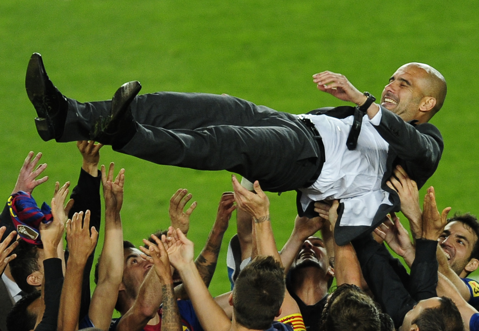 Spelarna hissar Pep Guardiola efter hans sista hemmamatch i Barcelona där han skördade stora framgångar.