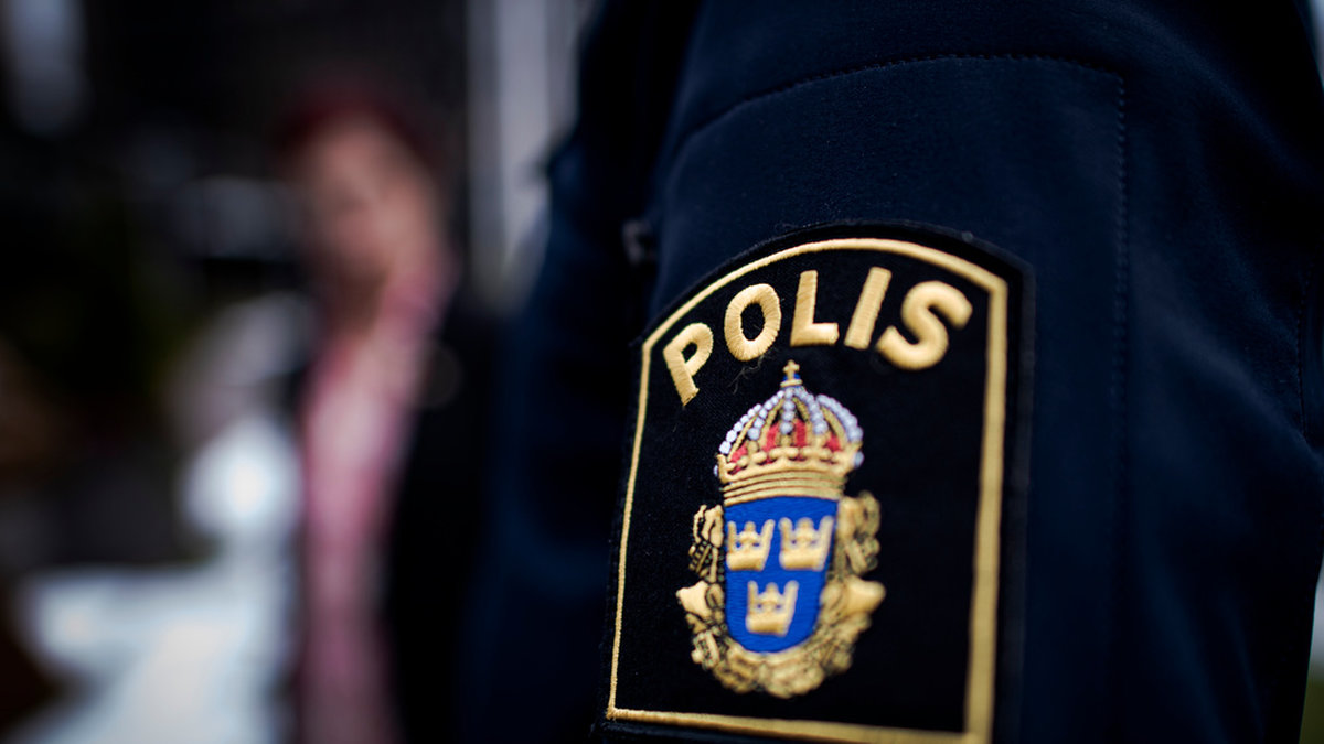 En stickskadad man har hittats på en frisörsalong i Södertälje. Polisen utreder fallet som försök till mord. Arkivbild.